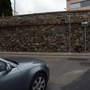 l Ayuntamiento atiende la reclamación vecinal de San Antón con la instalación de un espejo para el tráfico en San Eugenio