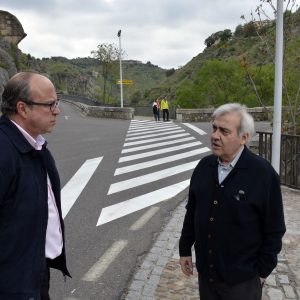 n nuevo paso de cebra en el Puente Nuevo de Alcántara da continuidad a la movilidad de los peatones en la Ronda del Valle