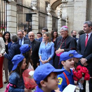 a alcaldesa participa en la tradicional ofrenda floral en la puerta de Reyes de la Catedral Primada en la víspera del Corpus