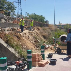 l Ayuntamiento reconstruye una zona deteriorada del pavimento y muro de la Avenida Adolfo Suárez