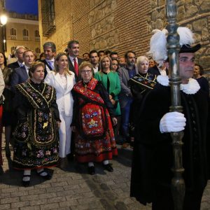 a alcaldesa encabeza la Corporación Municipal y acompaña al pertiguero en la inauguración de la Carrera Procesional