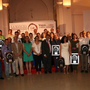 lacas de homenaje para los hosteleros de la capital que promocionan y apoyan los vinos de la D.O. La Mancha