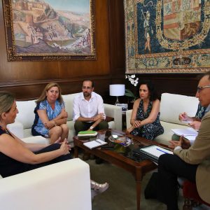 a alcaldesa de Toledo estudia con los guías propuestas para mejorar la calidad de los servicios turísticos de la ciudad