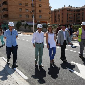 a alcaldesa visita las obras de la avenida de América, con dos nuevos viales que mejorarán la movilidad en el centro de Toledo