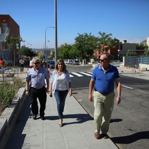a alcaldesa visita el barrio de Valparaíso, donde, a petición de los vecinos, el Consistorio ha arreglado el acceso al colegio