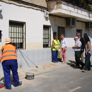 a alcaldesa supervisa las últimas actuaciones del Ayuntamiento en Azucaica e insta a reponer el puente de la A42 y la CM4001
