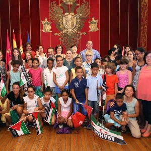 a alcaldesa asegura que las familias que participan en ‘Vacaciones en Paz’ son un ejemplo de solidaridad para Toledo