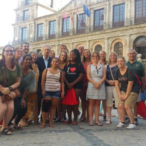 na veintena de jóvenes estudiantes procedentes de la ciudad hermanada de Toledo Ohio visita el Ayuntamiento capitalino