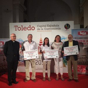 yuntamiento y Tello entregan los cheques solidarios de la recaudación obtenida en el Récord Guinness del jamón