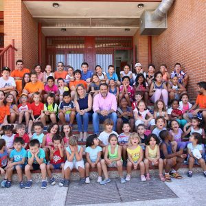 a alcaldesa visita a los niños que participan en la última quincena del Campamento Urbano de Verano del Alberto Sánchez