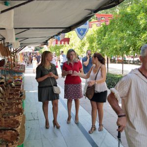 ontinúan las actividades en el Mercado Medieval del Paseo de la Vega que hoy ha recibido la visita de la alcaldesa de Toledo