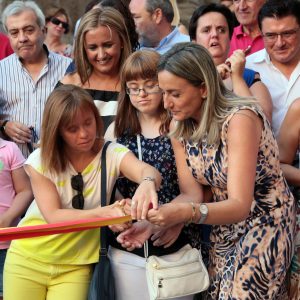 iembros de la asociación Down Toledo cortan la cinta inaugural de la Feria y Fiestas de Agosto 2016