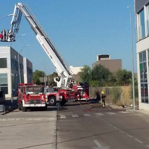 a rápida intervención de los Bomberos evita la propagación de  un incendio declarado en una factoría del Polígono