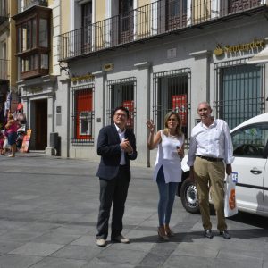 a alcaldesa supervisa la rehabilitación de las fachadas y cubiertas realizada por el Consorcio de Toledo en la calle Armas