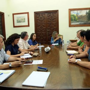 a alcaldesa recibe en el Ayuntamiento a miembros de las asociaciones Azumel y Alcántara