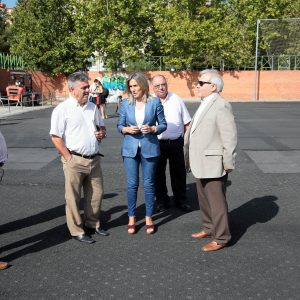 a alcaldesa visita las obras del campo de fútbol del Arroyo, una de las 25 actuaciones que ejecuta el Ayuntamiento en la ciudad