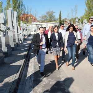 a alcaldesa visita las obras de remodelación de dos patios del Cementerio Municipal