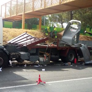 establecido el tráfico en la avenida de Castilla-La Mancha tras el accidente de un vehículo de grandes dimensiones
