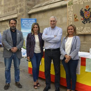 a alcaldesa de Toledo participa en la cuestación organizada por la Asociación de Familiares de Enfermos de Alzheimer