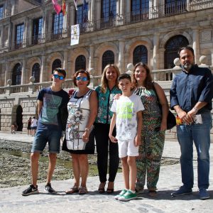 l Ayuntamiento se suma a la campaña de concienciación contra el cáncer infantil con un lazo dorado en su balconada