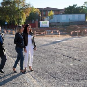 a alcaldesa supervisa las obras de la rotonda que mejorará la seguridad en la confluencia de Río Fresnedoso con Valdeyernos