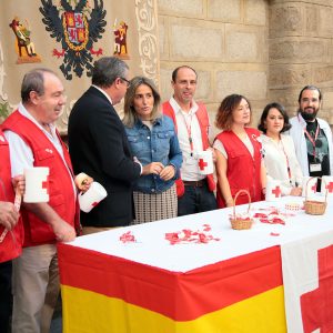 a alcaldesa de Toledo colabora en el tradicional Día de la Banderita de Cruz Roja, dedicado este año a la infancia