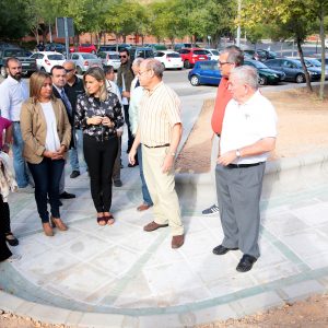 a alcaldesa inaugura la nueva rampa de acceso a la cafetería del Centro de Mayores de Santa María de Benquerencia