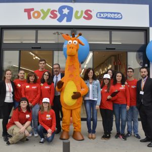 l Gobierno local asiste a la inauguración de la tienda Toys “R” Us que estará abierta en Fusión durante la campaña de Navidad