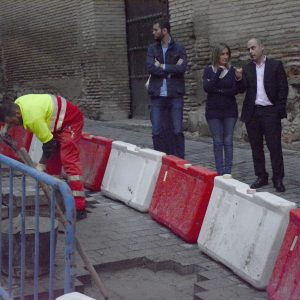a alcaldesa visita las obras de reparación del pavimento que se están llevando a cabo en las calles Santa Úrsula y Taller del Moro