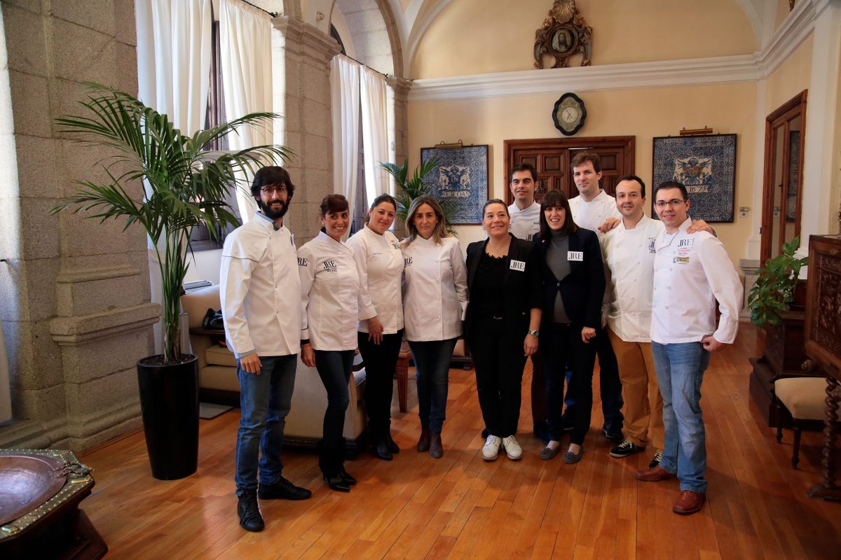 https://www.toledo.es/wp-content/uploads/2016/11/02_jovenes_restauradores-1200x800.jpg. Milagros Tolón recibe a representantes de la asociación Europea de Jóvenes Restauradores, que celebran en Toledo su asamblea