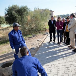 a alcaldesa visita con los vecinos de La Bastida las últimas mejoras de desbroce y acerado acometidas por el Ayuntamiento