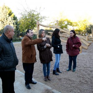 a alcaldesa visita los nuevos columpios instalados en el Parque Lineal y mantiene que las áreas infantiles seguirán mejorando