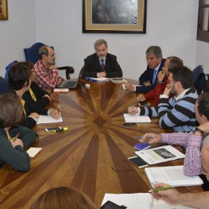 os técnicos de Emgrisa explican a los representantes vecinales del Polígono y de la Plataforma el informe sobre el amianto