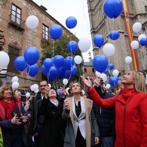 espaldo del Consistorio en la suelta de globos organizada con motivo del Día Internacional de las Personas con Discapacidad