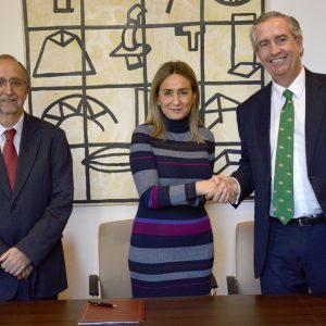 ilagros Tolón firma el contrato del nuevo servicio autobuses urbanos que entrará en vigor el próximo año