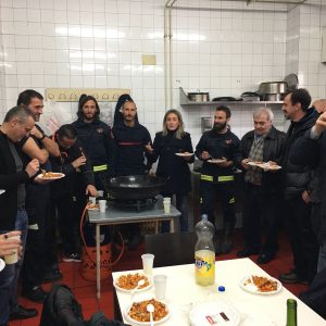 a alcaldesa felicita las fiestas a las fuerzas municipales de seguridad que cumplen con el servicio de guardia en Nochebuena