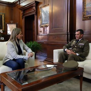 a alcaldesa de Toledo recibe al nuevo director de la Academia de Infantería, Francisco Javier Marcos Izquierdo