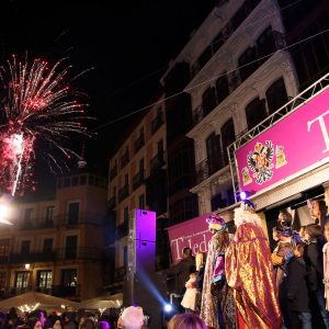 iles de personas disfrutan de la Cabalgata de los Reyes Magos en un gran fin de fiesta del programa navideño municipal