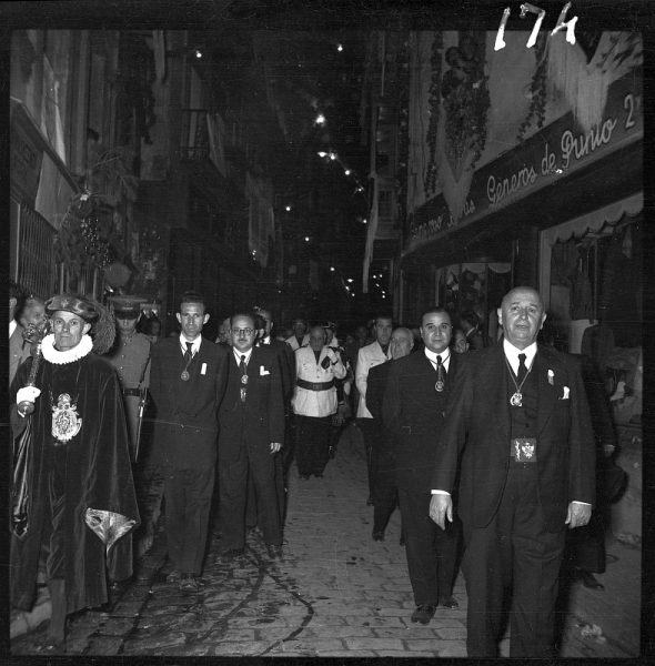 174 - Autoridades civiles en la calle Comercio de vuelta a la Catedral