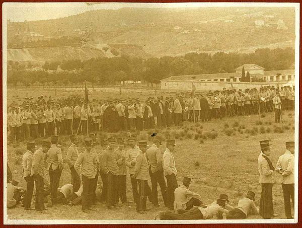 1905_Cadetes de la Academia frente al cementerio de la Vega Baja