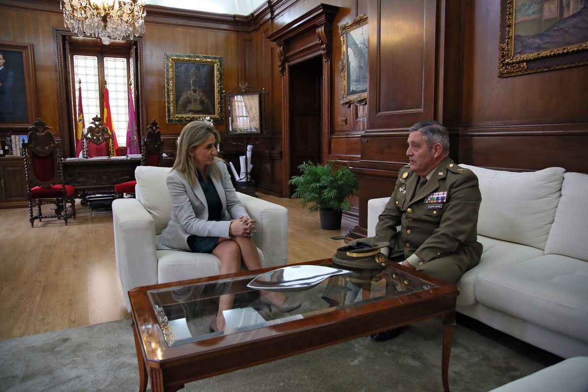 https://www.toledo.es/wp-content/uploads/2017/02/02_reunion_director_museo_ejercito-1200x800.jpg. Milagros Tolón recibe al general Juan Valentín-Gamazo en su despedida como director del Museo del Ejército de Toledo