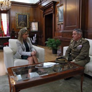 ilagros Tolón recibe al general Juan Valentín-Gamazo en su despedida como director del Museo del Ejército de Toledo