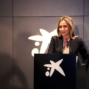 a alcaldesa de Toledo destaca la “innovación y la cercanía” de la nueva Store de CaixaBank en la cuesta de Carlos V