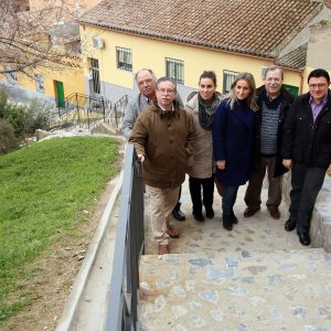 l Ayuntamiento responde a una “demanda histórica” con una escalera y barandilla junto al CEIP Ángel del Alcázar