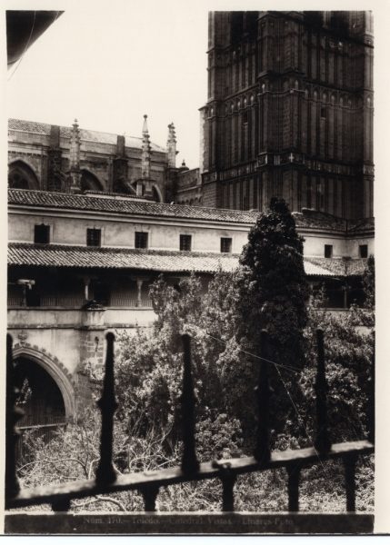245 - Vista del patio del claustro y torre de la Catedral