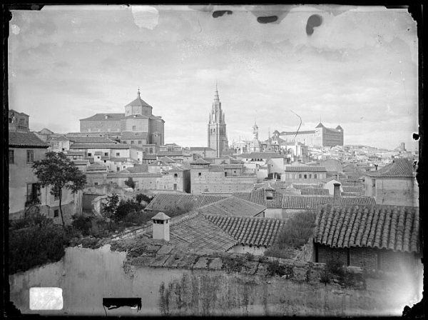 CA-0424-VI_Vista del caserío toledano junto a la iglesia de San Marcos, Catedral y Alcázar