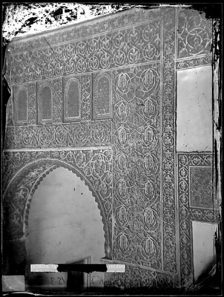 CA-0434-VI_Salón de la Casa de Mesa-Arrabá y arco de la puerta