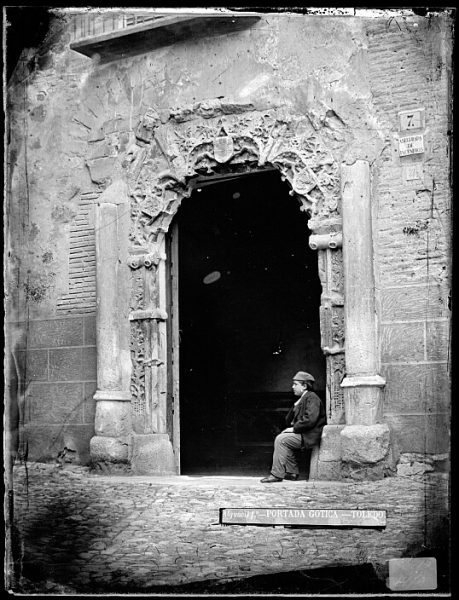 CA-0492-VI_Portada del palacio de Peromoro en la calle del Instituto, actualmente colocada en el Palacio de Justicia (antes Casa del Deán), en la plaza del Ayuntamiento