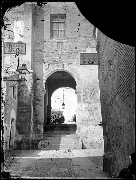 CA-0500-VI_Arco de la Sangre desde la calle de Cervantes