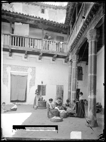 CA-0726-VI_Mujeres cosiendo en un patio de la calle de la Merced